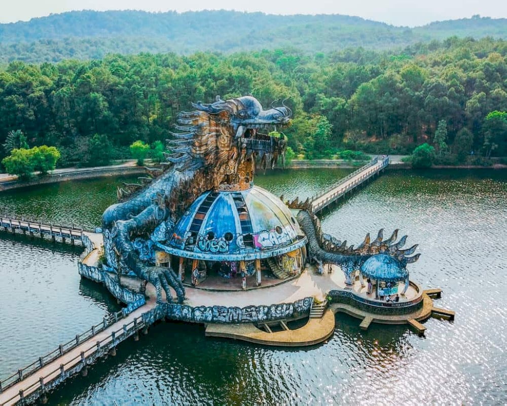 The eerie scenery at Thuy Tien Lake
